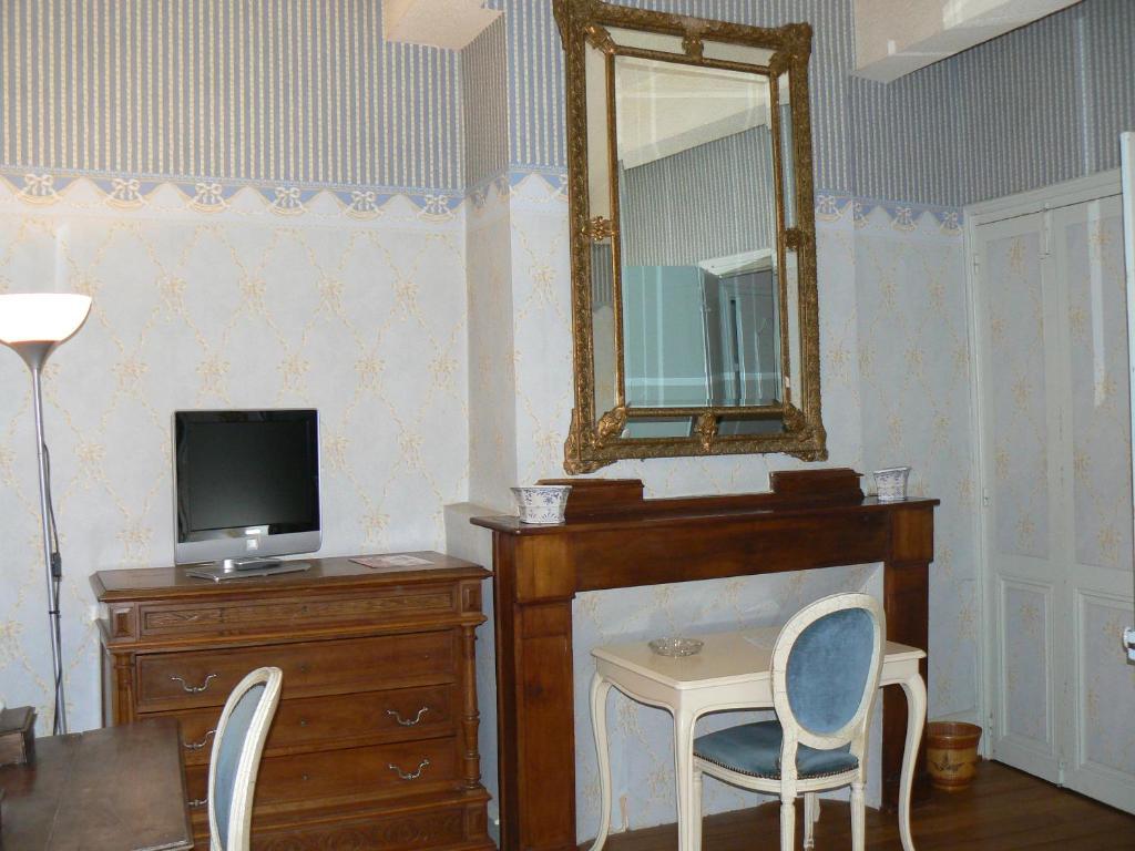 Hostellerie Des Cedres Villeneuve-de-Riviere Room photo