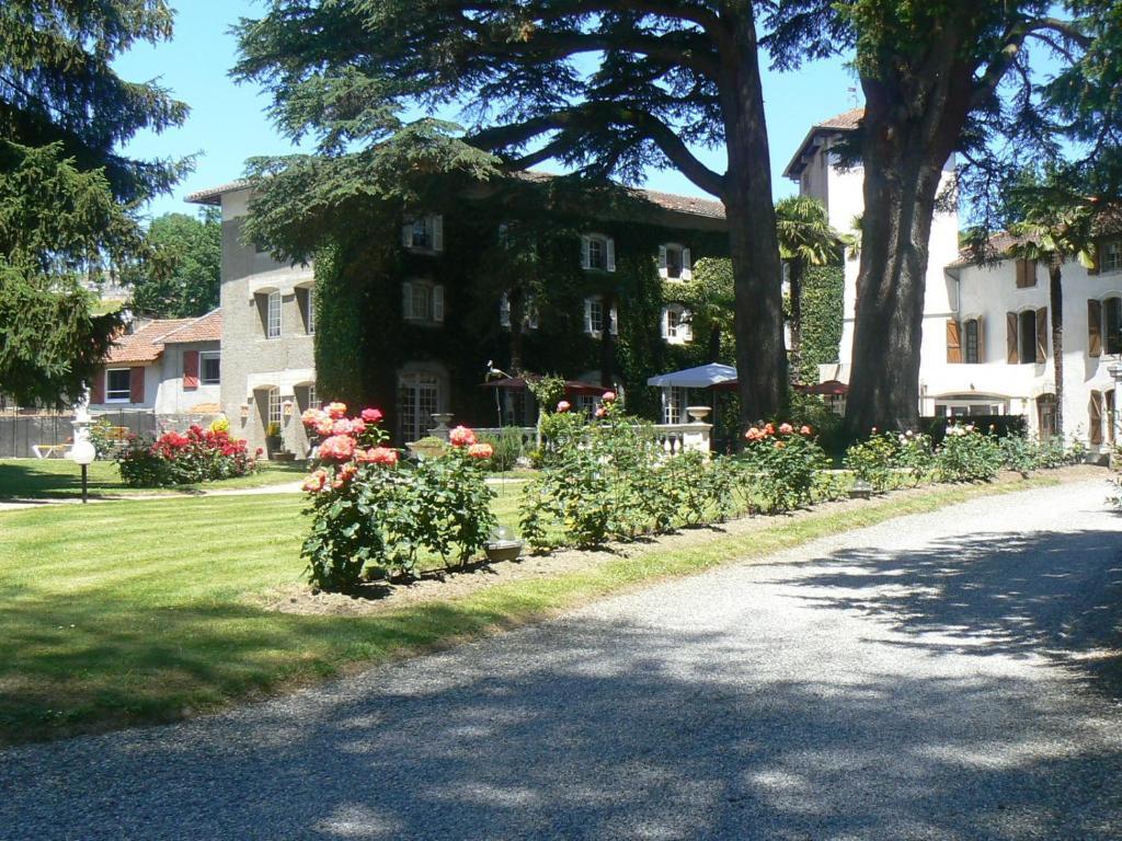 Hostellerie Des Cedres Villeneuve-de-Riviere Exterior photo